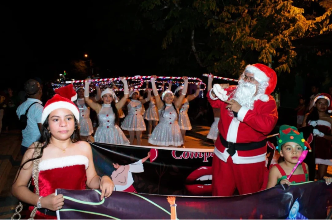 Ovejas se vistió de fiesta con su tradicional desfile y encendido navideño