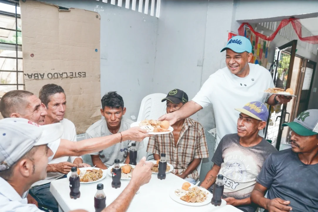 Alcalde Yahir Acuña compartió con habitantes de calle y adultos mayores en jornada social