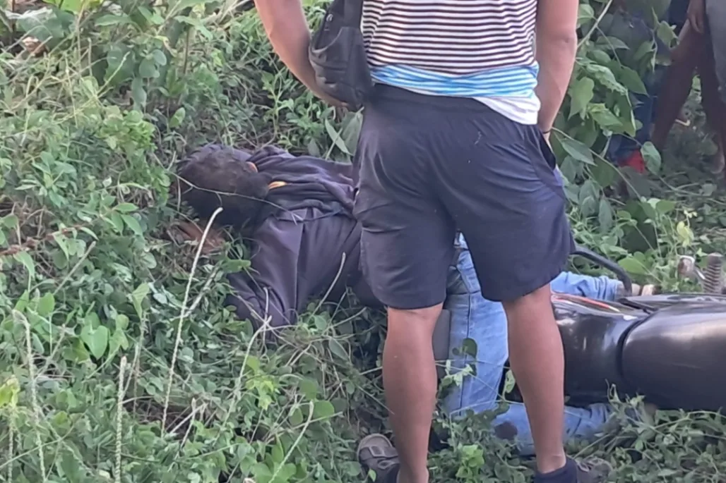 Iba en la moto cuando lo interceptaron hombres armados