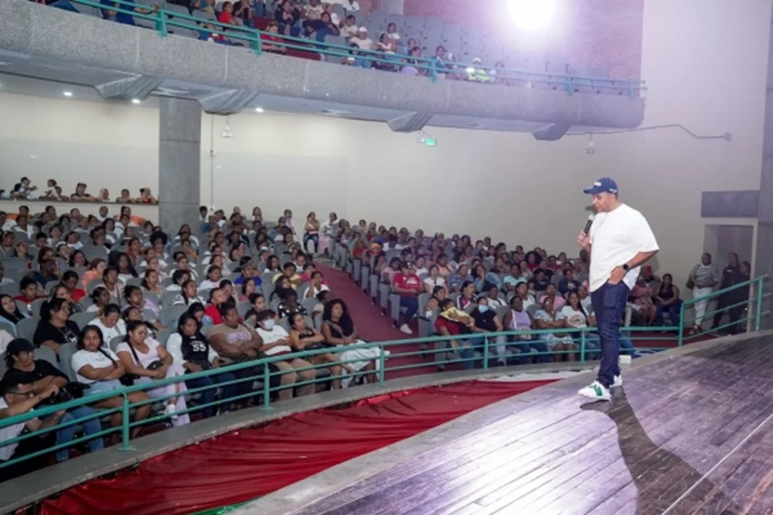 Alcalde Yahir Acuña destacó el trabajo de las manipuladoras del PAE y anunció pagos