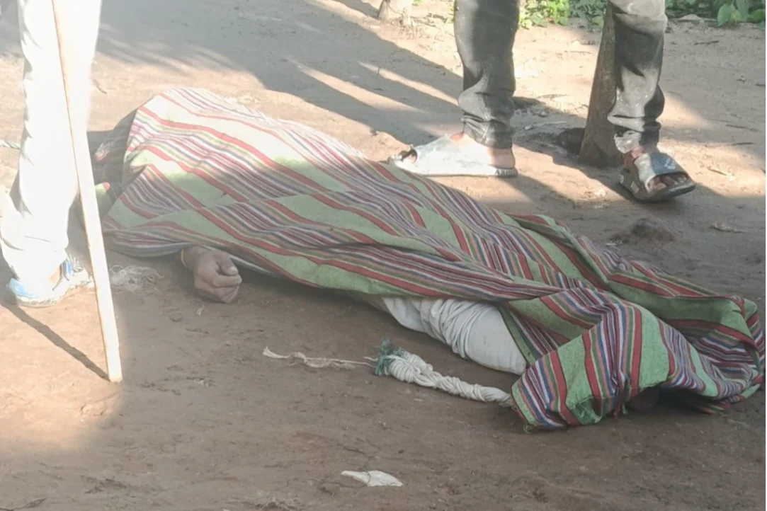 Se habría suicidado en el patio de su vivienda