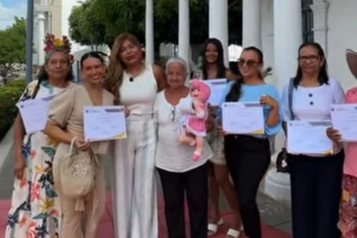 Ciénaga de Oro celebra la graduación de 450 personas impulsadas por la Casa de la Mujer