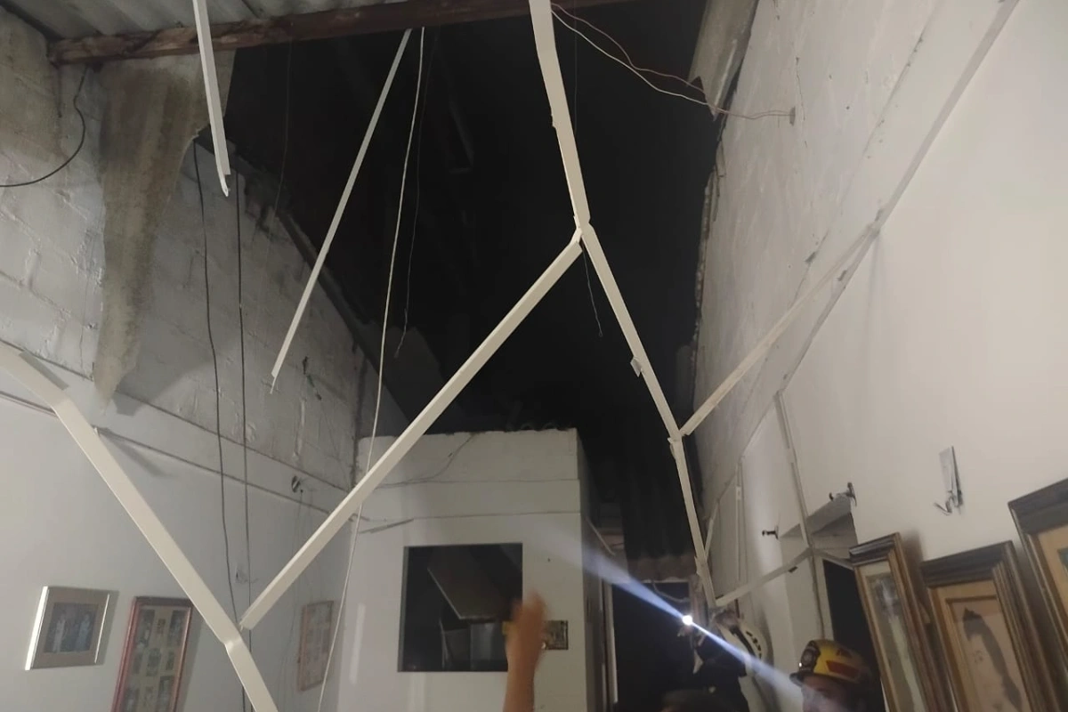 Pared colapsó, cayó sobre una vivienda y dejó dos personas heridas