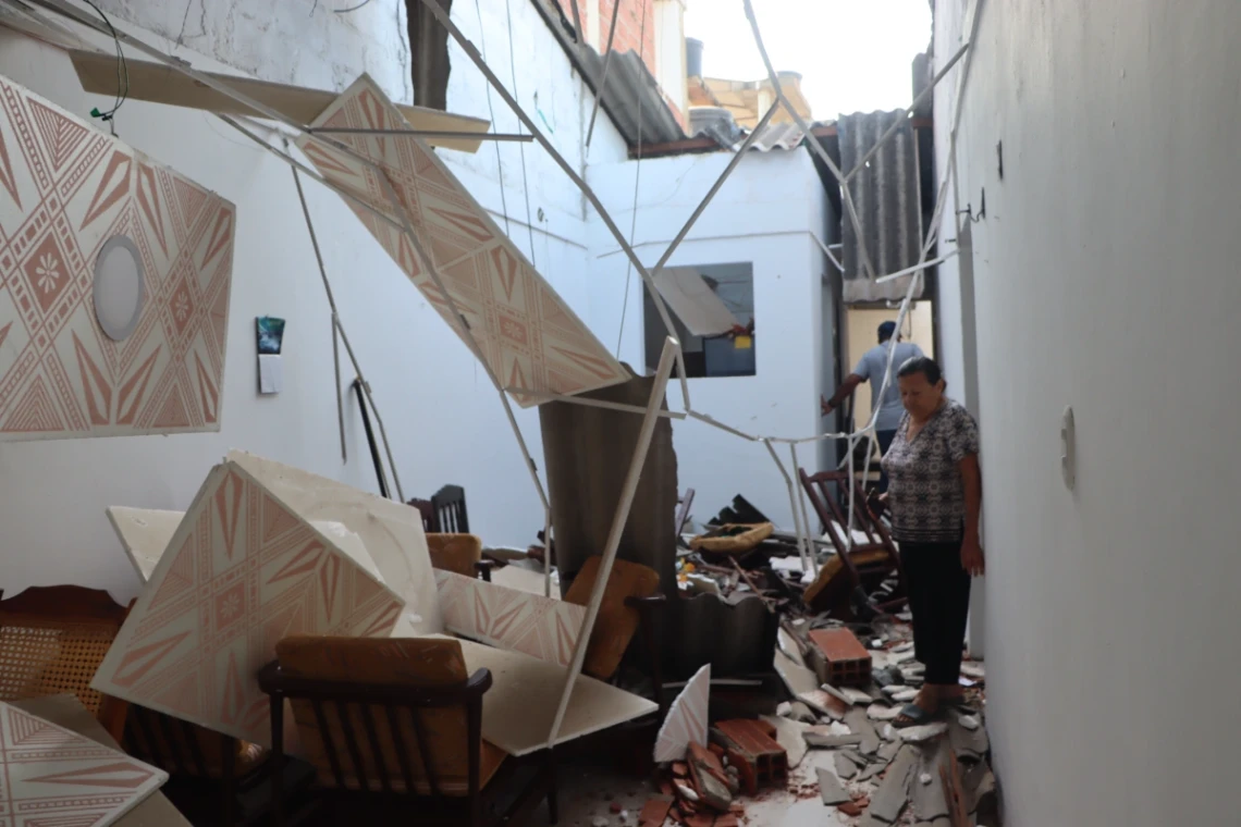 Vivos de milagro: pared colapsó, cayó sobre una vivienda y dejó dos heridos