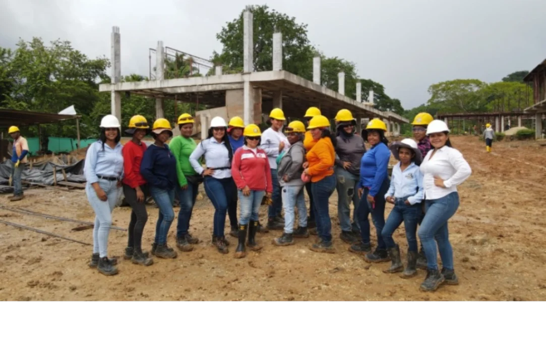 La violencia las hizo más resilientes, y hoy construyen megacolegio