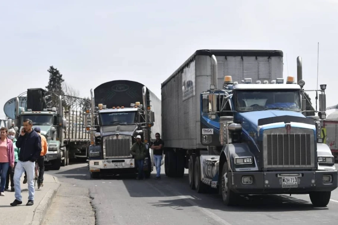 Bloqueos y atentados golpean la infraestructura vial del país