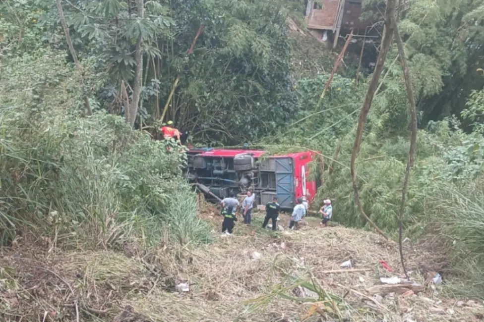 Bus cayó al abismo y en corregimiento deMedellín