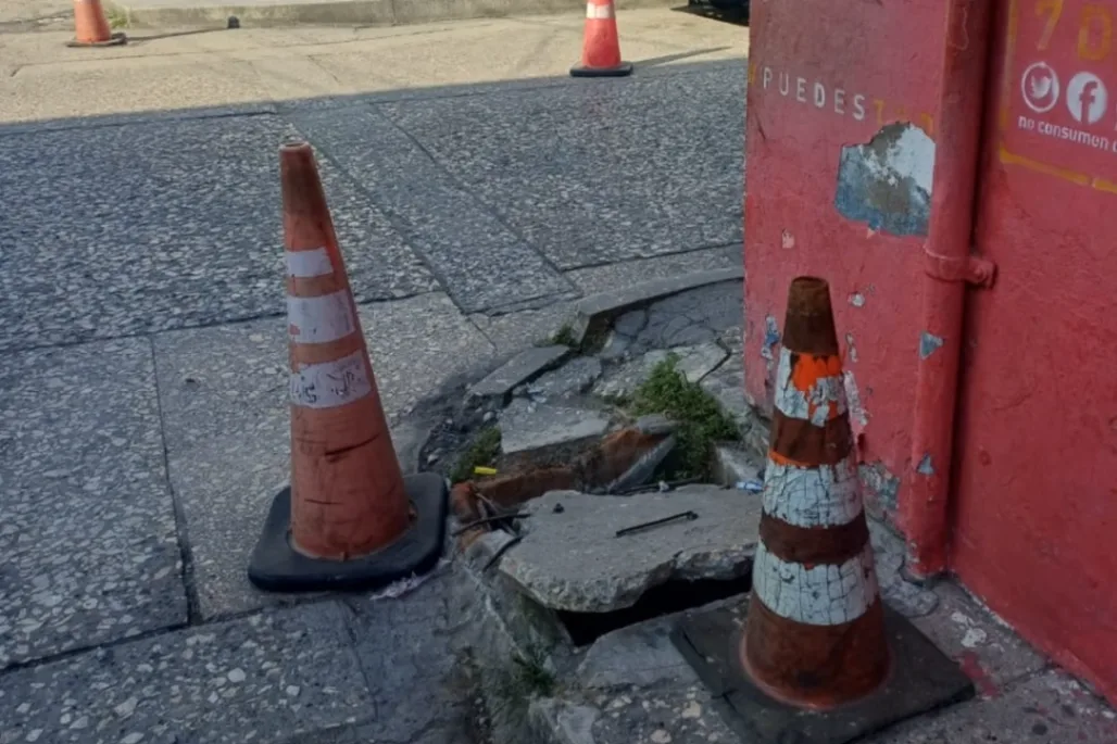 Huecos son un riesgo para transeúntes y conductores
