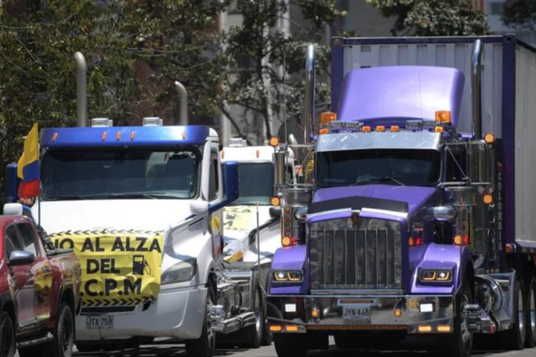 Camioneros alertan crisis por alza de combustibles