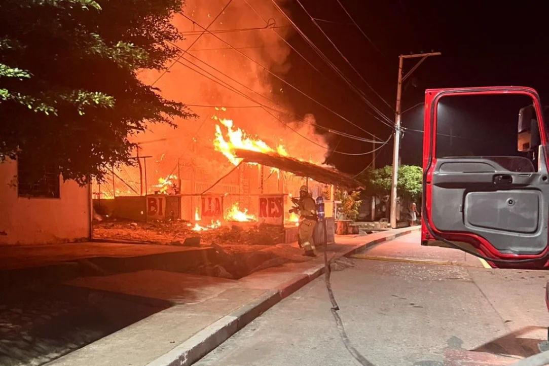 Voraz incendio consumió restaurante y billar en el barrio Sierra Flor de Sincelejo