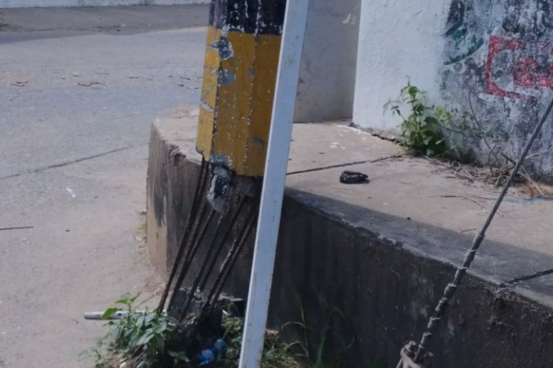 ¡Qué peligro! poste está que se cae