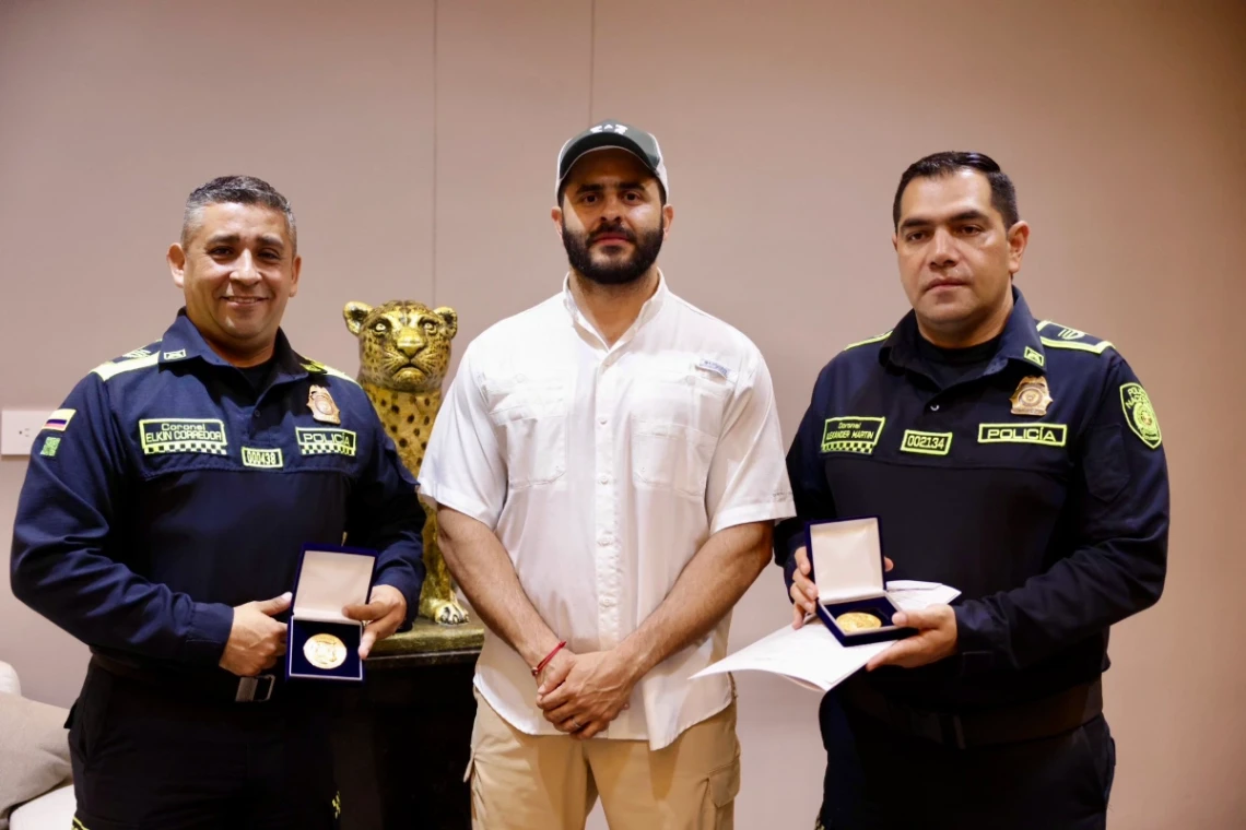 Erasmo Zuleta entregó la Moneda del Jaguar a mandos de la Policía de Córdoba