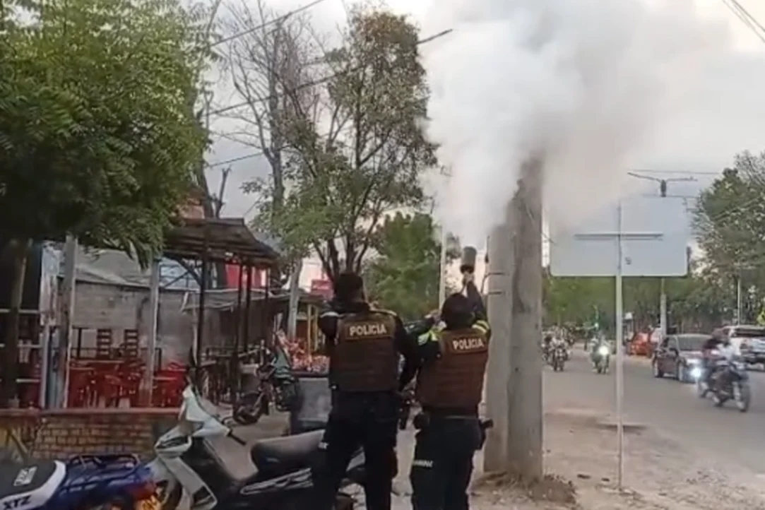 Policías controlan incendio en poste de energía