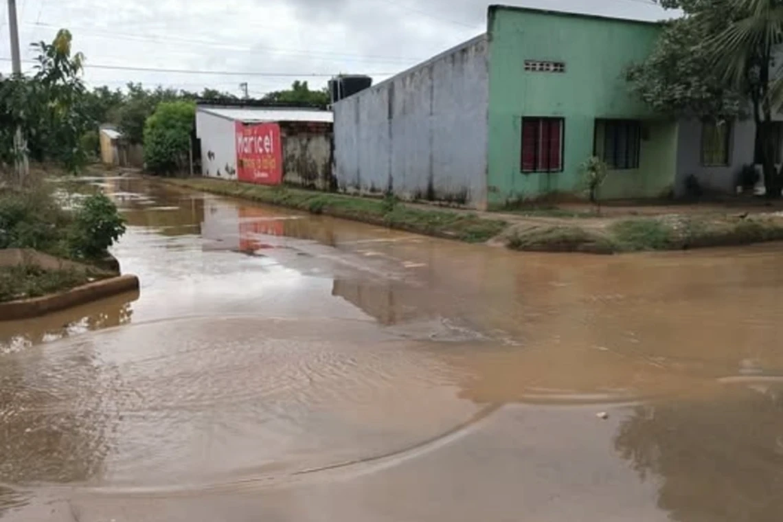 Lluvias inundan calles del barrio Alicante en Ayapel