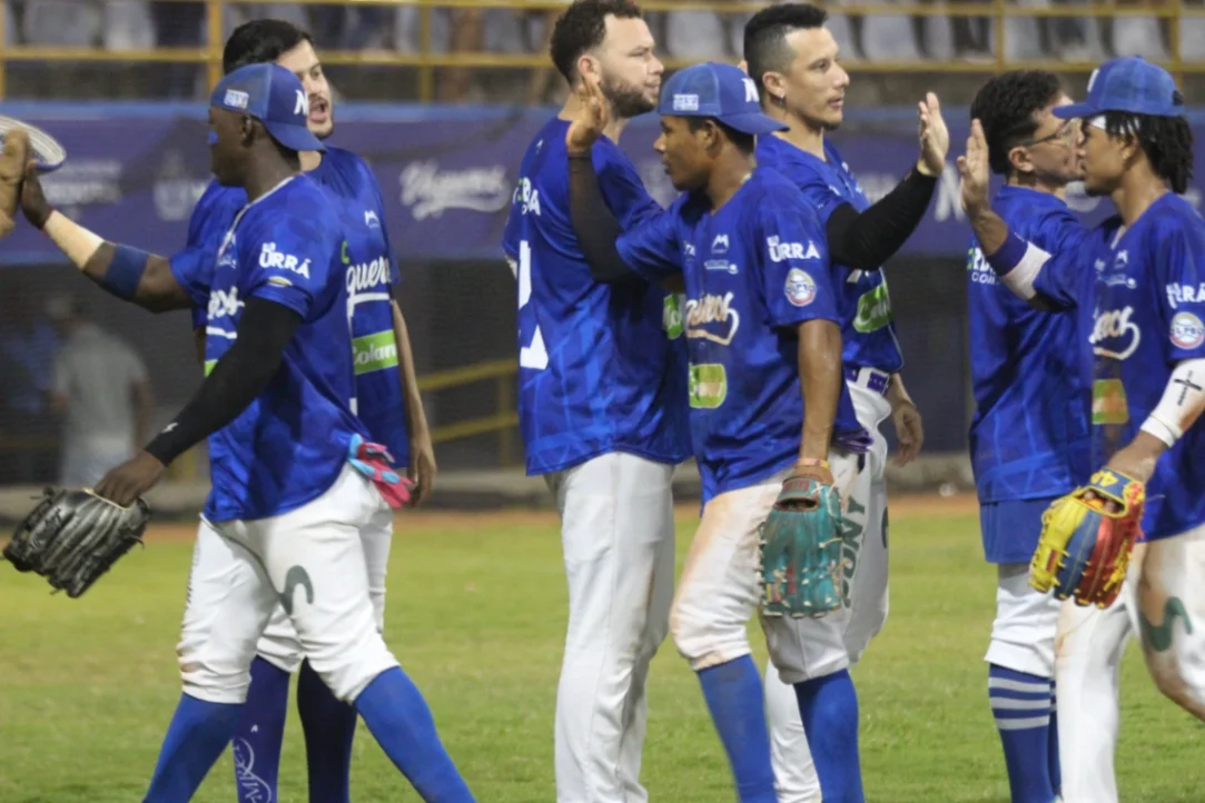 Vaqueros derrotó a Toros y sigue vivo