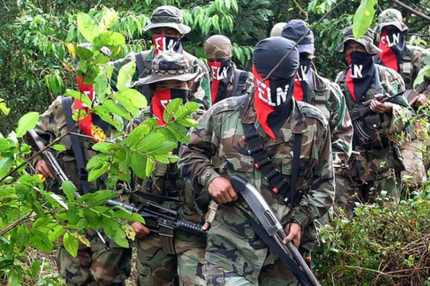 Eln confirma secuestro de policías y señala presunto apoyo del Gobierno