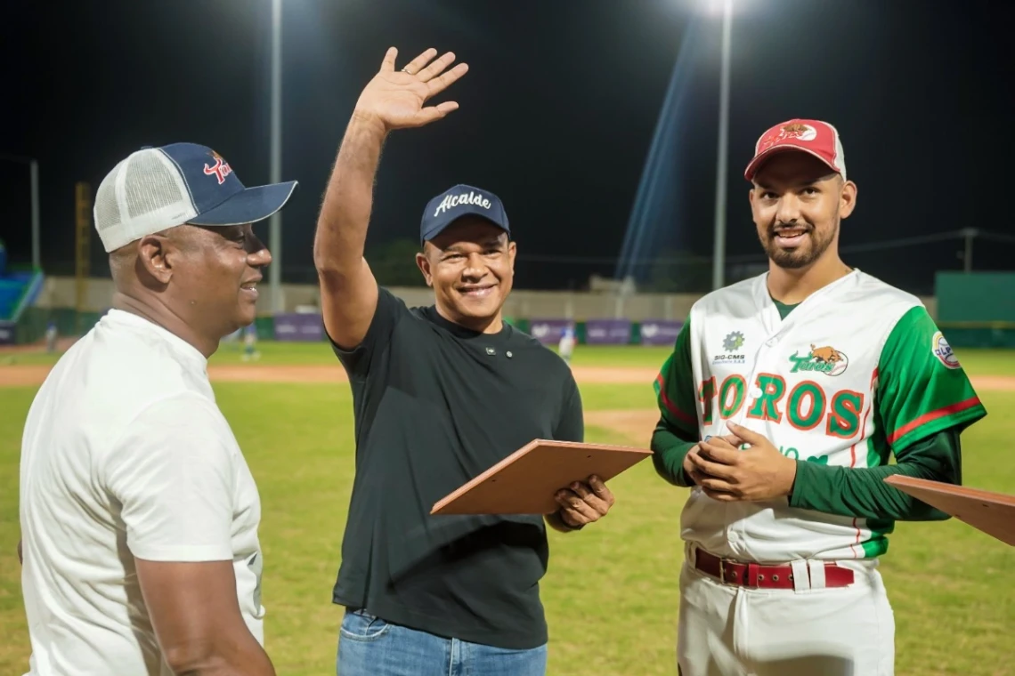 Alcalde Yahir Acuña y el gestor social, Salvador Acuña recibieron reconocimientos
