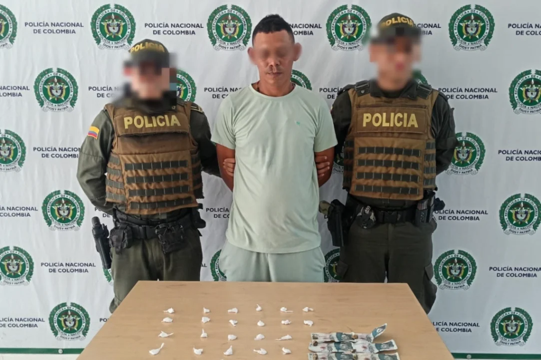 La Policía lo capturó portando drogas y dinero