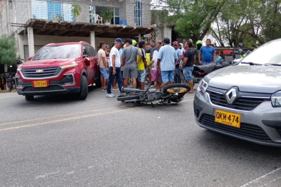Se chocaron y quedó una persona golpeada