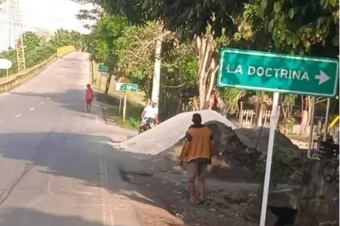 Balean a turista en el puente