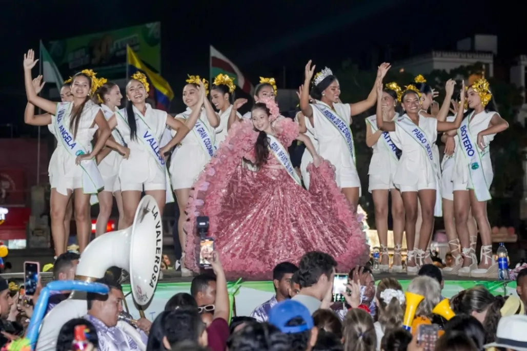 Candidatas al reinado popular disfrutaron de las retretas