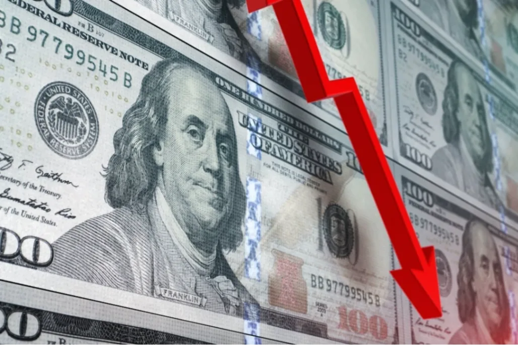 Dólar en picada mientras remesas marcan récord