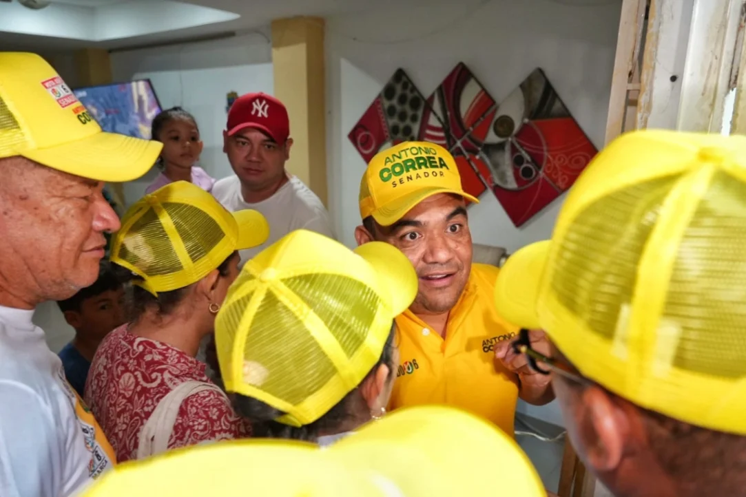 Antonio Correa recibe apoyo durante encuentro comunitario en Cartagena