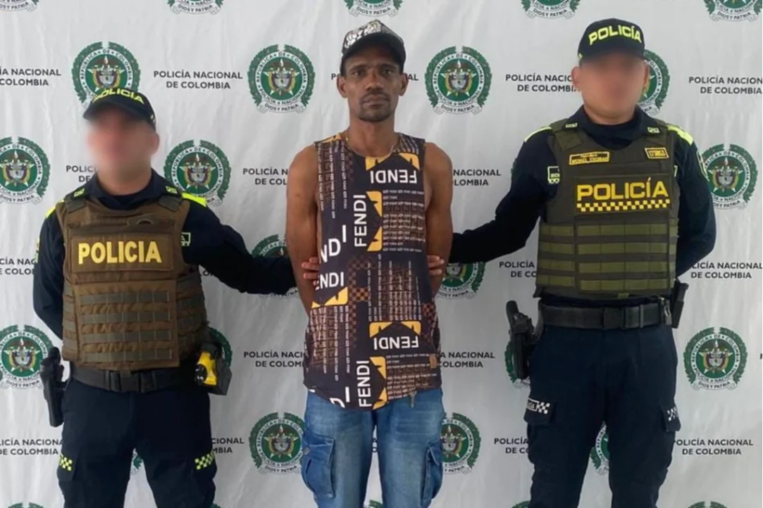 le figuraba una orden judicial por el delito de hurto calificado