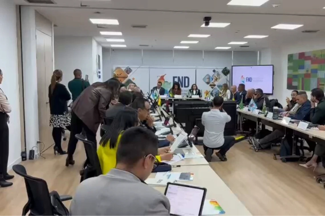 Gobierno defiende decreto y cita a gobernadores a diálogo