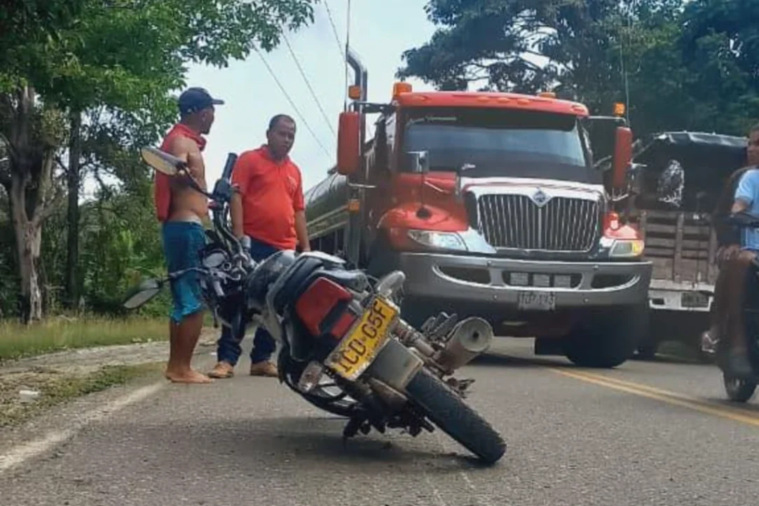 Un taxi y una moto involucrados en choque
