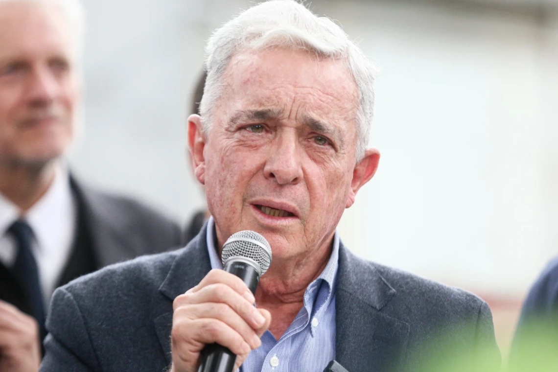 "Respetar los salarios y reducir los impuestos": Uribe a Petro