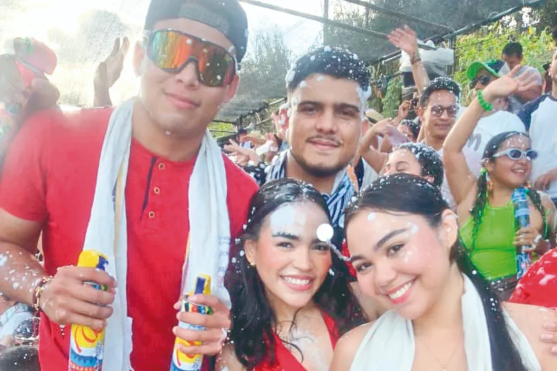No se perdieron detalles del desfile de carrozas de las Fiestas
