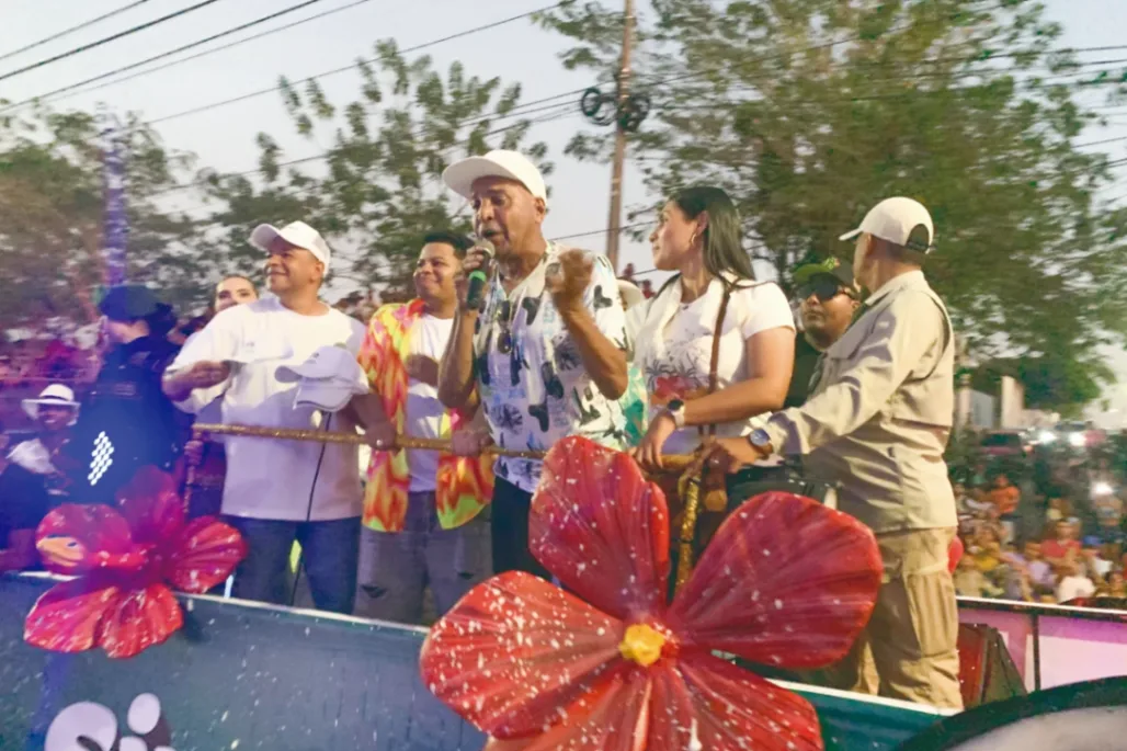 Carrozas imponentes, reinas y talento nacional brillaron en el desfile