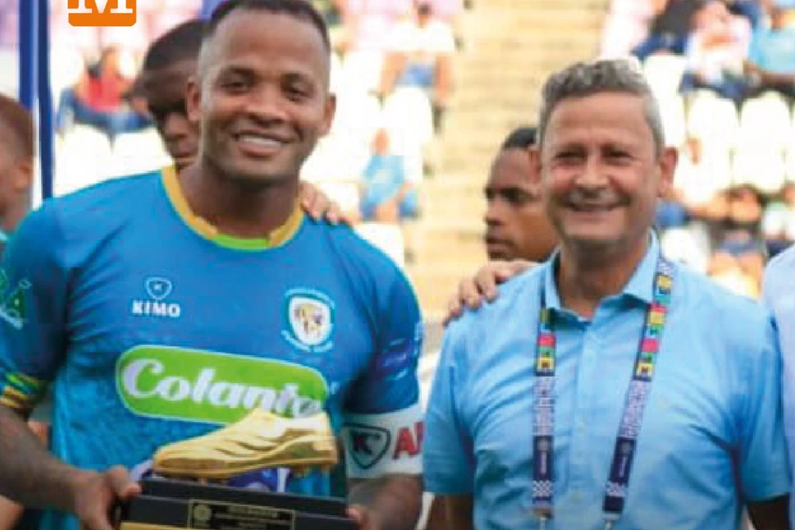 Andrés 'Topo' Rentería recibe el Botín de Oro