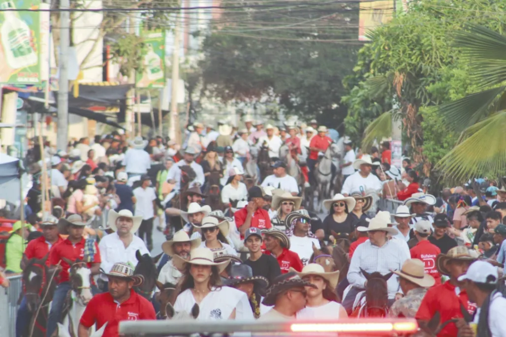 Jinetes, bellas amazonas y buenos ejemplares, el panorama de la cabalgata