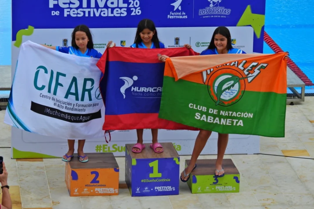 Mariana Arroyave ganó tres medallas en el Baby Natación