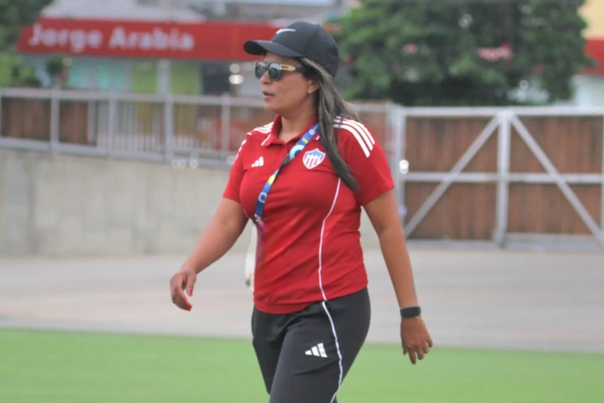Junior ratificó como técnico a Sandra Narváez