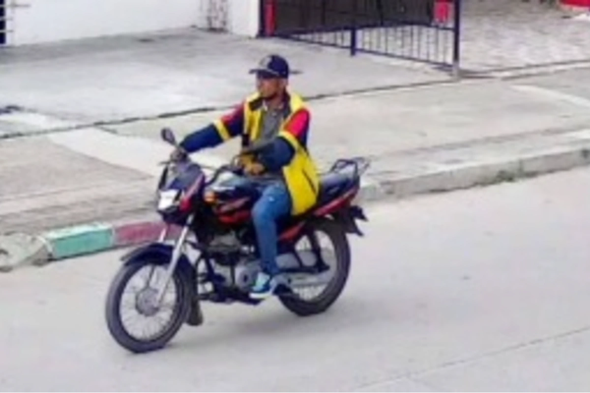 Le arrancó el bolso a una mujer