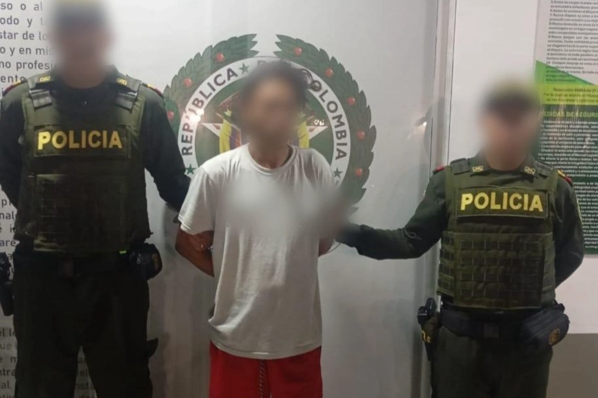 Le pegó a la mujer y a un policía