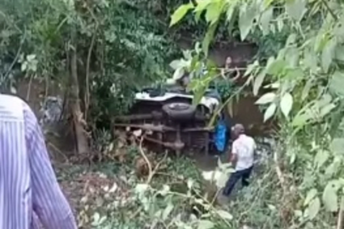 Conductor terminó en un abismo