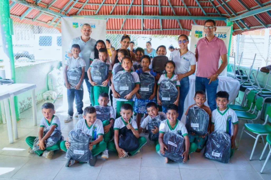 El alcalde Mario Rafael Ricardo Rodríguez y la gestora social, Liliana Ramírez Navas, lideran entrega de kits escolares