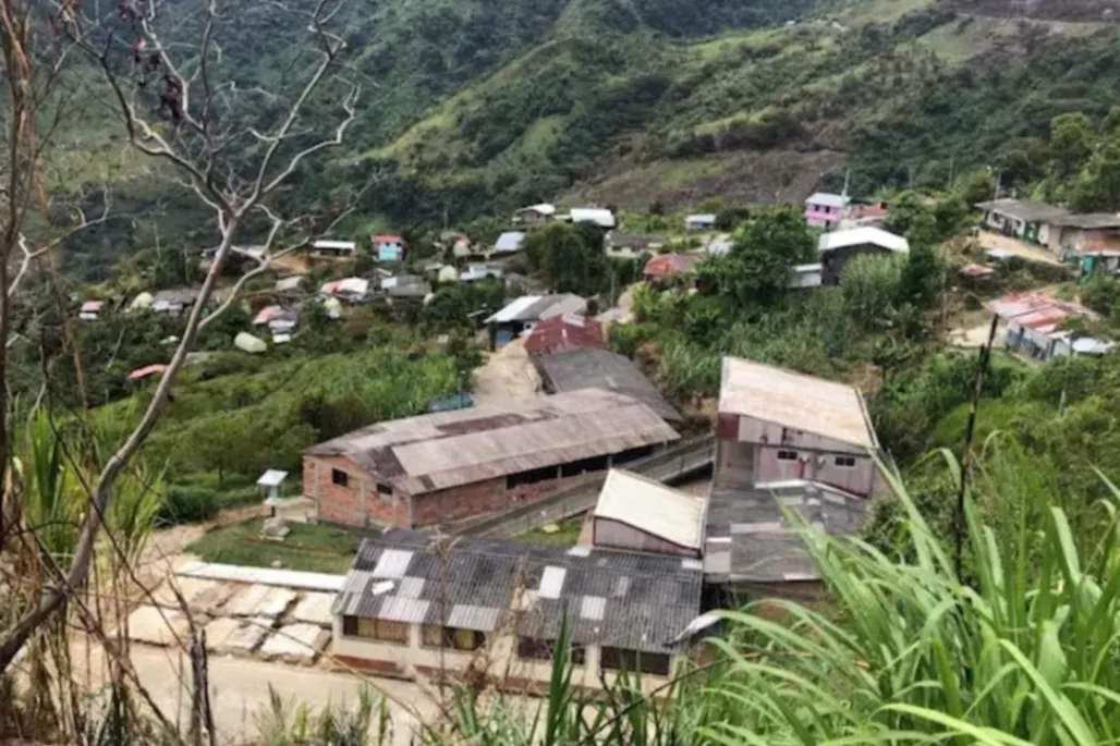Combates en Briceño mantienen a familias confinadas y en riesgo de desplazamiento