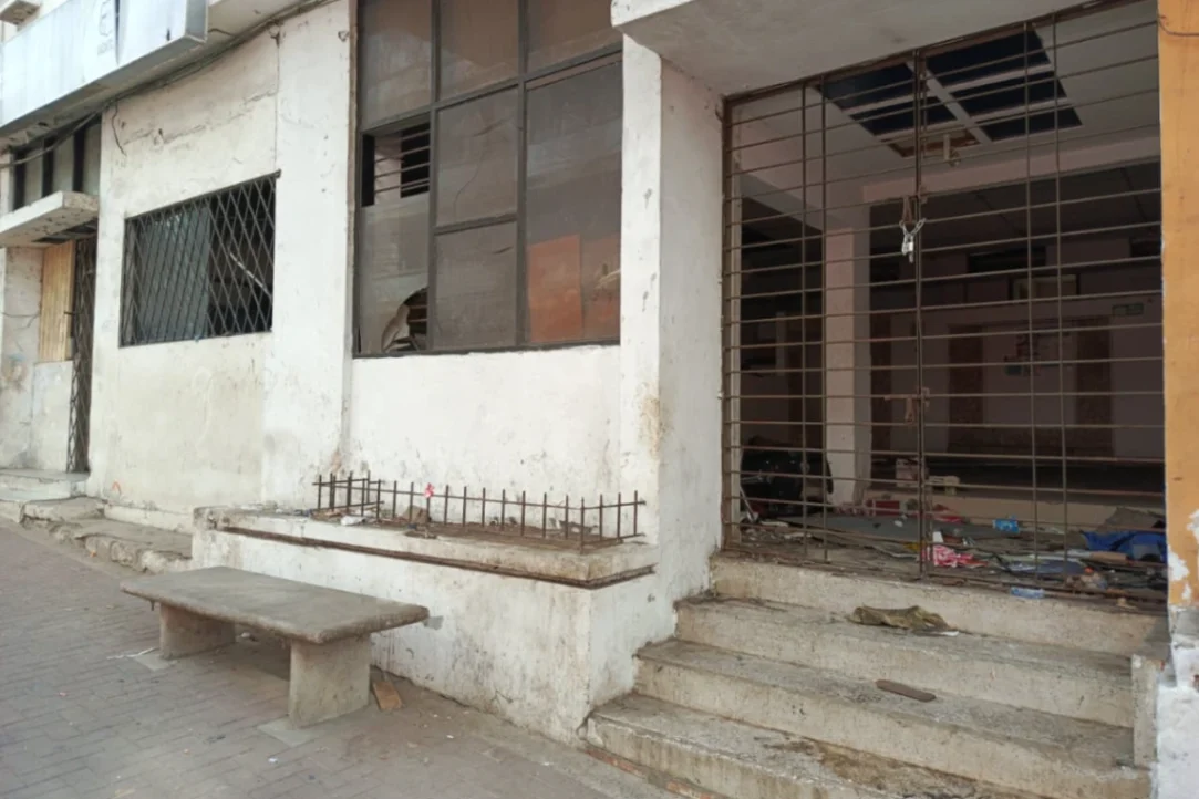 Vandalizan predio de la Alcaldía, comercio es afectado