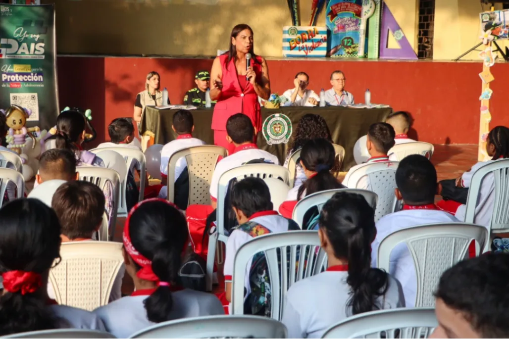 Gobernadora Lucy García acompañó el inicio escolar en el Antonio Lenis