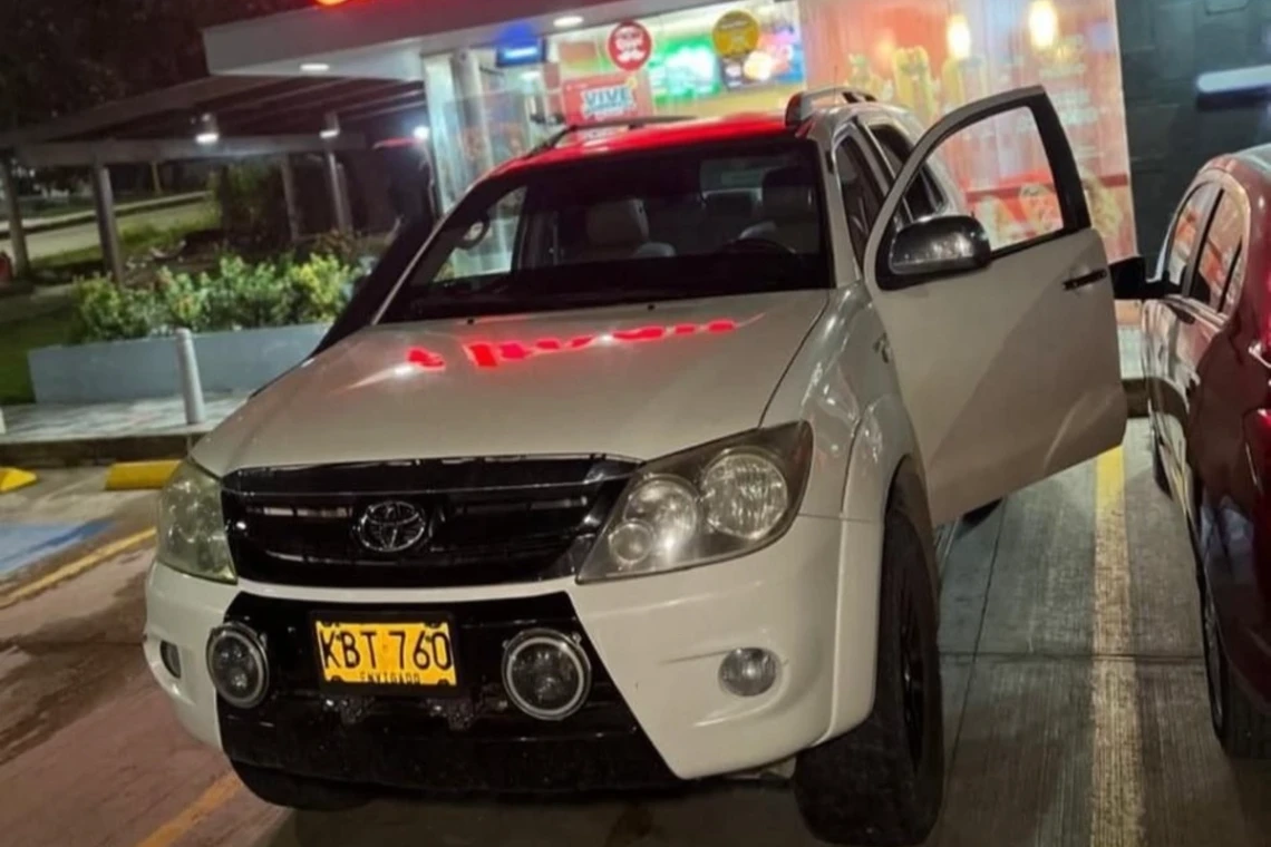 Ladrones se llevaron una camioneta, dinero en efectivo, un arma de fuego, licores y más