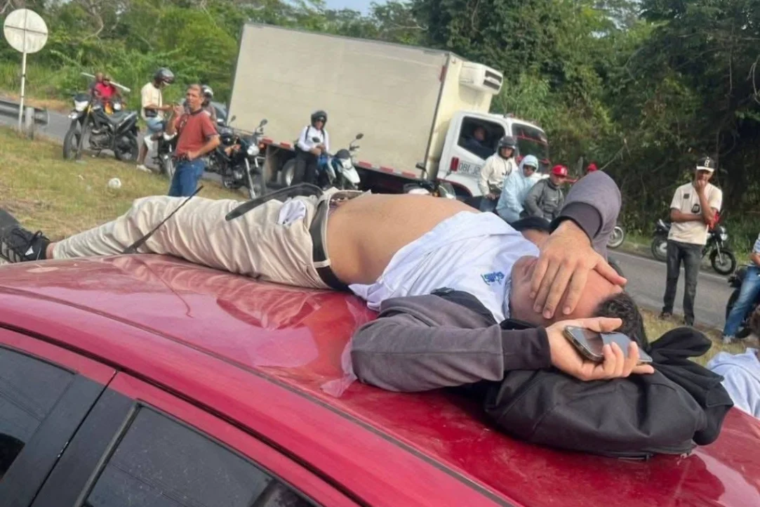 Motociclista salió expulsado de la moto y cayó sobre el techo de un carro