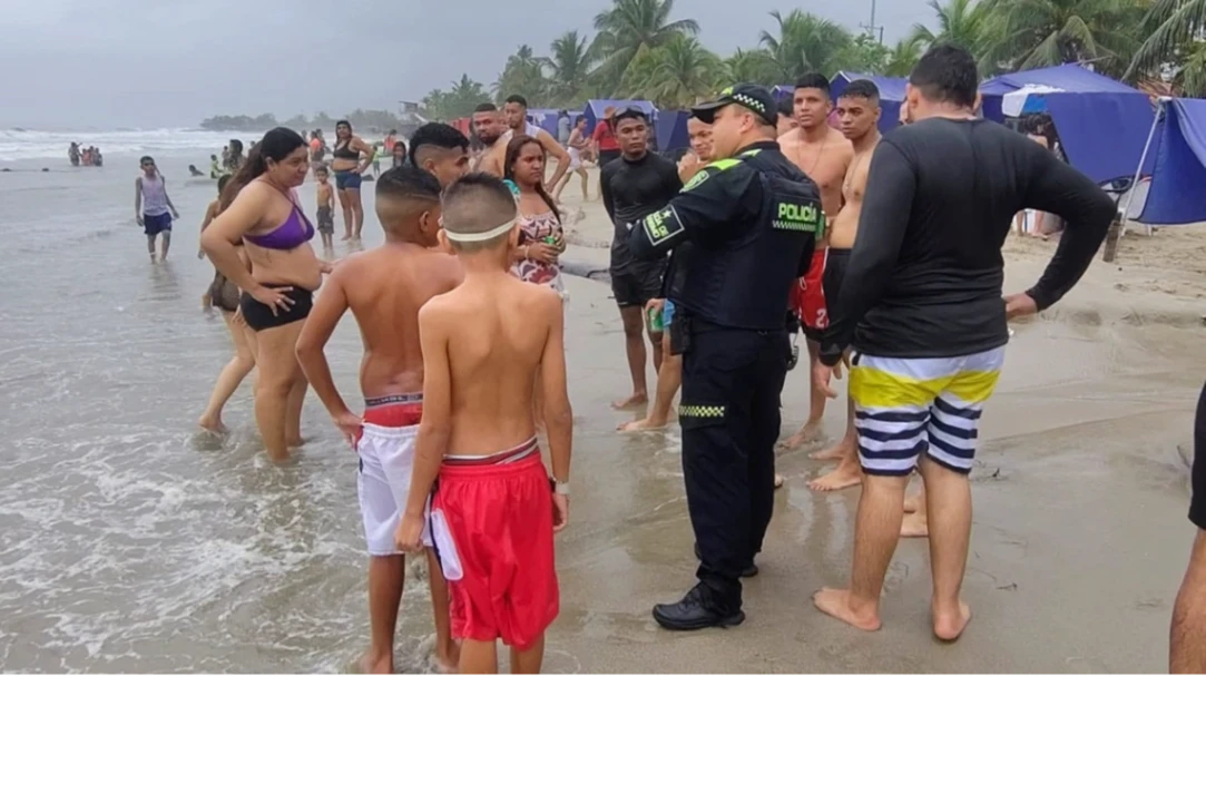 Turistas ignoran alerta roja en Coveñas: Policía interviene