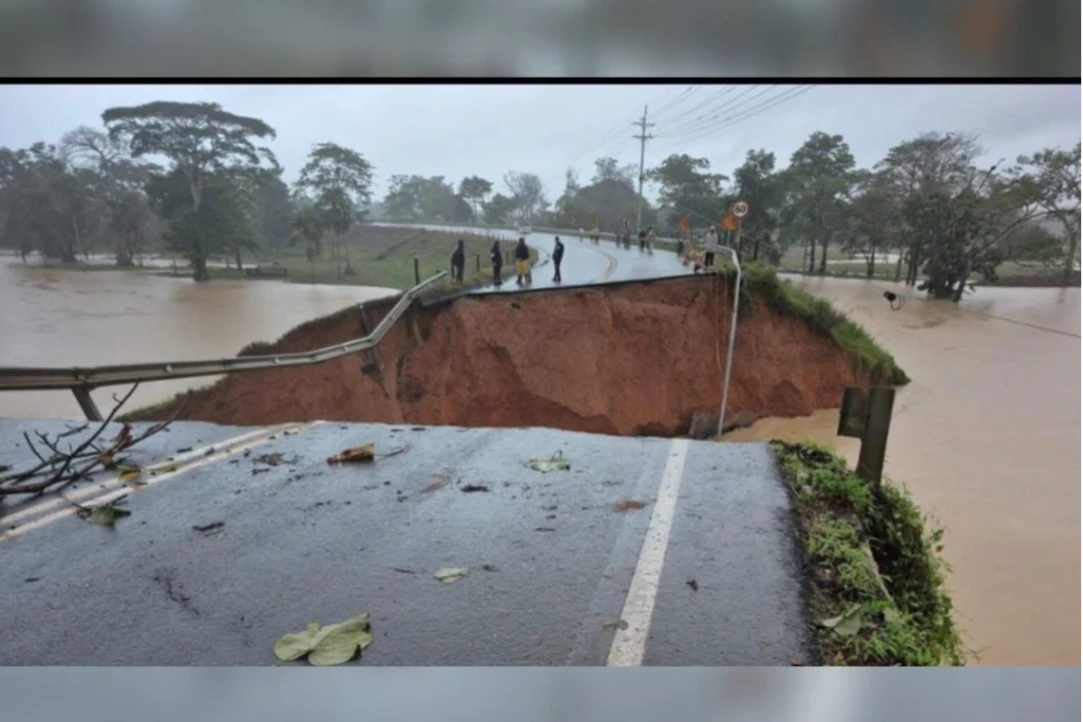 Colapsa puente sobre el río Mulatos, interrumpiendo vía entre Necoclí y San Juan