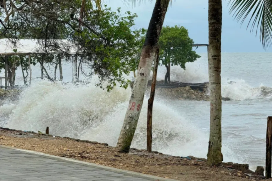 En Tolú mantienen cierre preventivo de las playas, persiste la marea alta