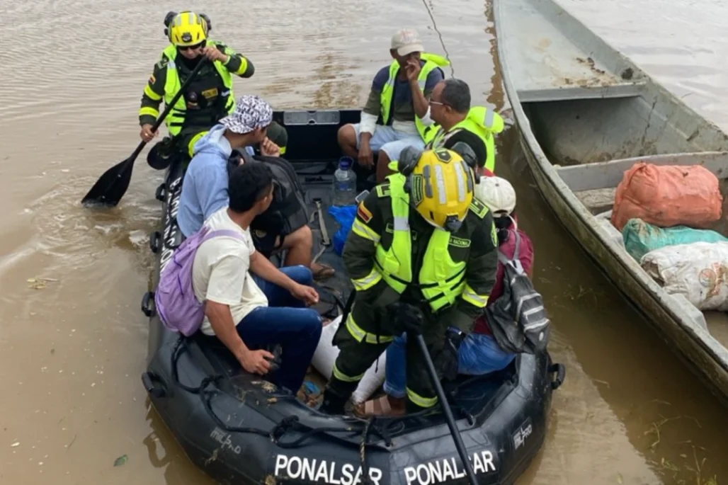 Policía y Ponalsar Córdoba entregan ayuda a damnificados por ola invernal